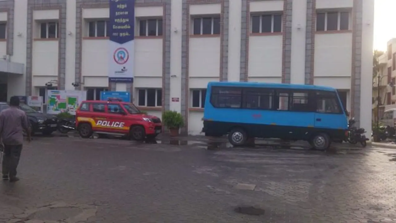 கோவையில் செவிலியரை குத்தி கொலை செய்த கணவன் தற்கொலைக்கு முயற்சி கோவையில் செவிலியரை குத்தி கொலை செய்த கணவன் தற்கொலைக்கு முயற்சி