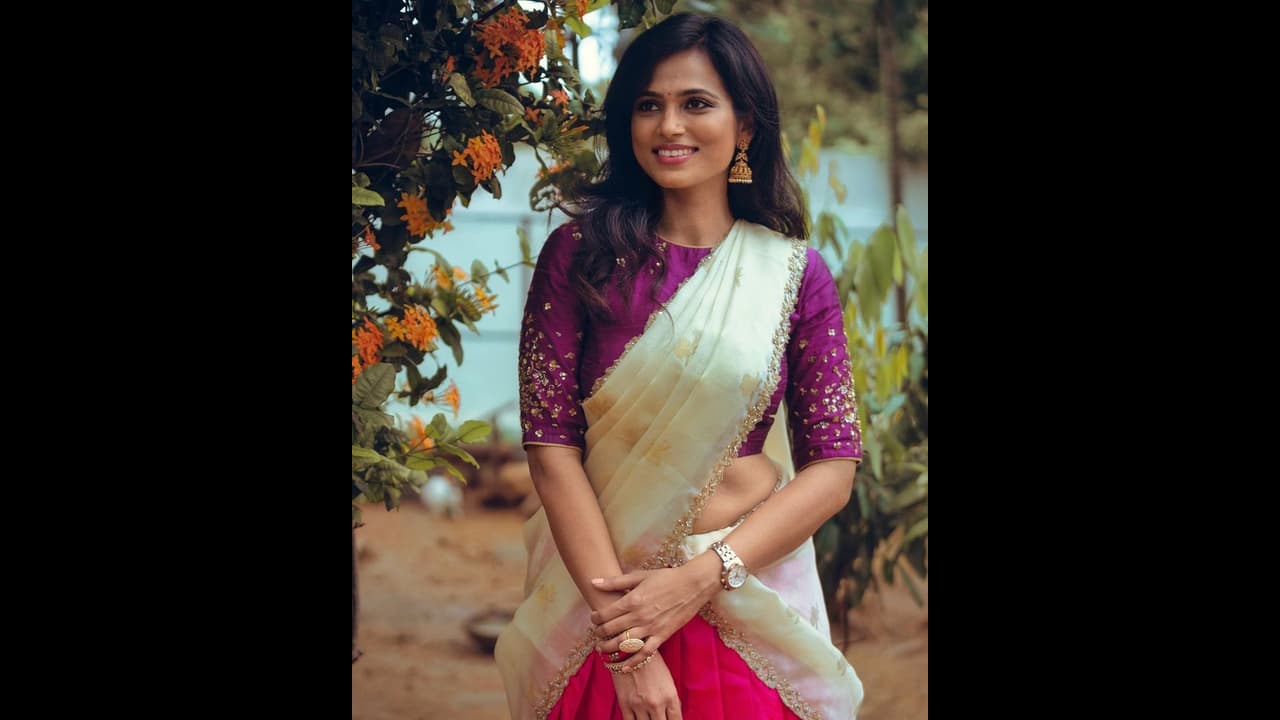 ஸ்லீவ்லெஸ் சுடியில் பார்வைகளை பற்றிக்கொள்ளும் ரம்யா பாண்டியன் ஸ்லீவ்லெஸ் சுடியில் பார்வைகளை பற்றிக்கொள்ளும் ரம்யா பாண்டியன்