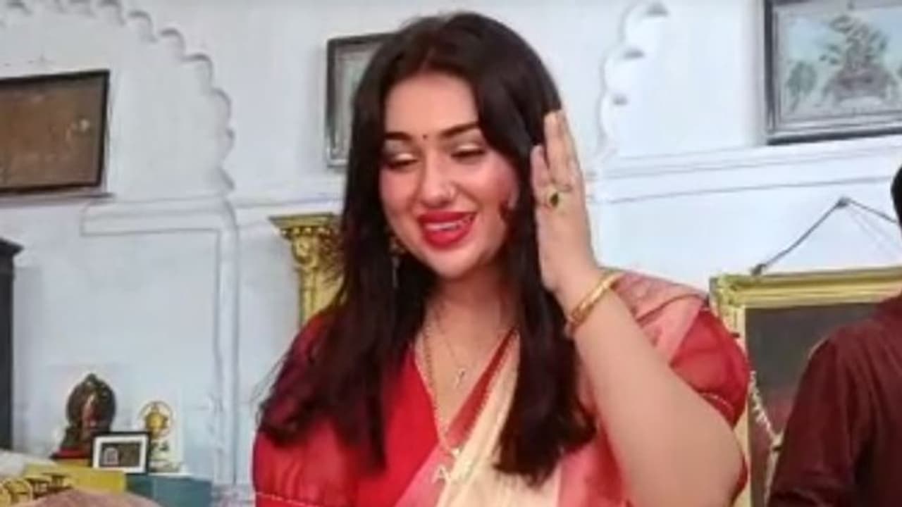 লাল শাড়িতে শোভাবাজার রাজবাড়িতে বাংলাদেশের অভিনেত্রী, অপু বিশ্বাস দিলেন অঞ্জলি লাল শাড়িতে শোভাবাজার রাজবাড়িতে বাংলাদেশের অভিনেত্রী, অপু বিশ্বাস দিলেন অঞ্জলি