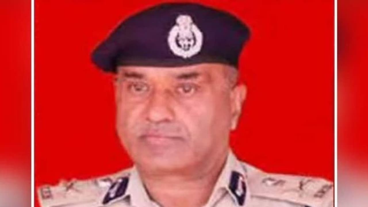 జమ్మూకశ్మీర్ లో కలకలం .. జైళ్ల శాఖ డీజీపీ హేమంత్ కుమార్ లోహియా దారుణ హత్య జమ్మూకశ్మీర్ లో కలకలం .. జైళ్ల శాఖ డీజీపీ హేమంత్ కుమార్ లోహియా దారుణ హత్య