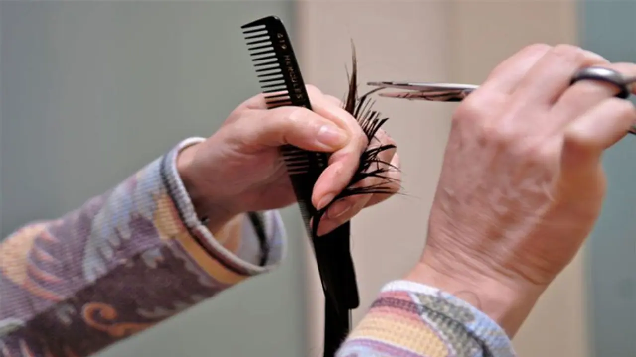 സലൂണുകൾക്ക് ലൈസൻസ് പുതുക്കി നൽകണമെങ്കിൽ ഇക്കാര്യം ഉറപ്പാക്കണം; കർശന നിർദേശവുമായി മന്ത്രി 