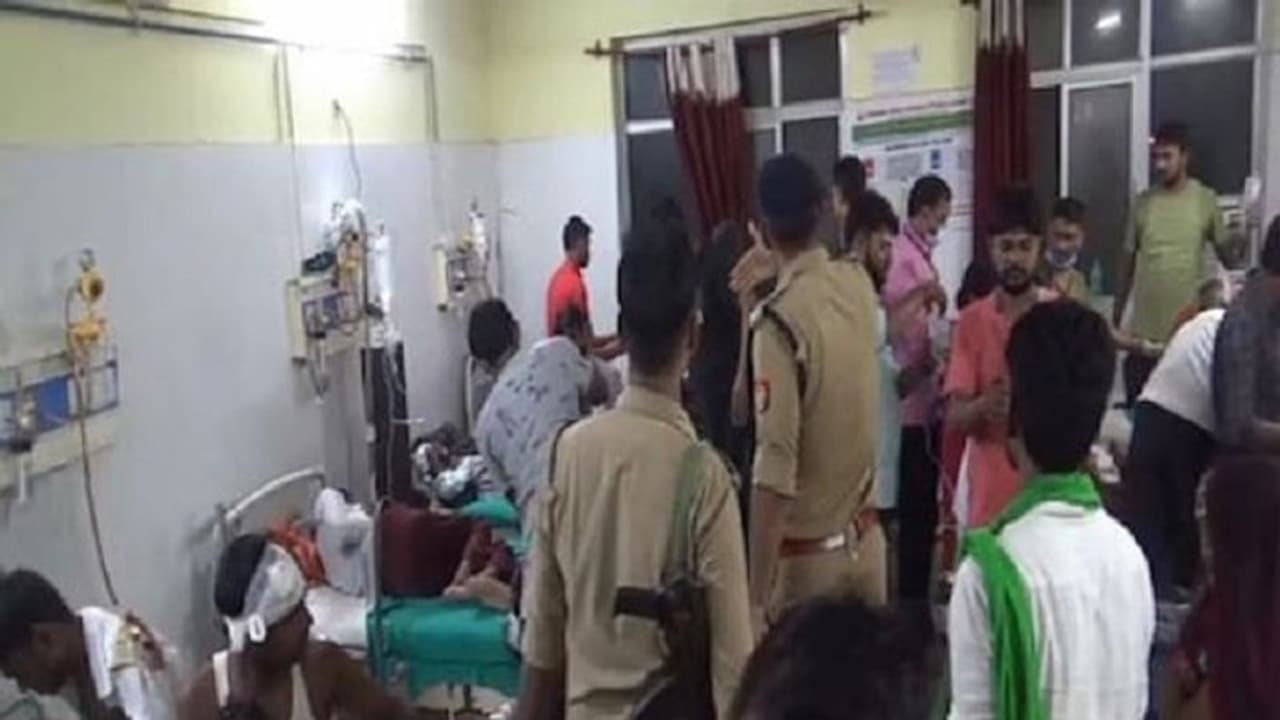 चित्रकूट: भैरव बाबा के दर्शन कर लौट रहे थे श्रद्धालु, अनियंत्रित होकर पलटी ट्रैक्टर ट्रॉली, 1 की मौत व 15 घायल चित्रकूट: भैरव बाबा के दर्शन कर लौट रहे थे श्रद्धालु, अनियंत्रित होकर पलटी ट्रैक्टर ट्रॉली, 1 की मौत व 15 घायल