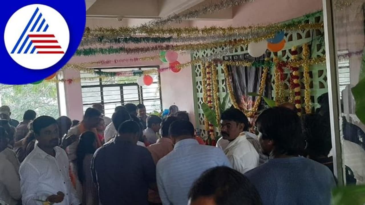 ಕೆಲಸ ಬಿಟ್ಟು ದಸರಾ ದರ್ಬಾರ್; ಸಾರ್ವಜನಿಕರು ಕಚೇರಿಗೆ ಸಿಬ್ಬಂದಿ ಕುರ್ಚಿಗಳು ಖಾಲಿ! 