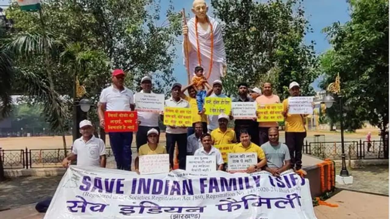 पत्नी पीड़ित लोगों ने बापू वाटिका में दिया धरना, बोले साहब फर्जी मुकदमे में फंस कर बर्बाद हो गया परिवार पत्नी पीड़ित लोगों ने बापू वाटिका में दिया धरना, बोले साहब फर्जी मुकदमे में फंस कर बर्बाद हो गया परिवार