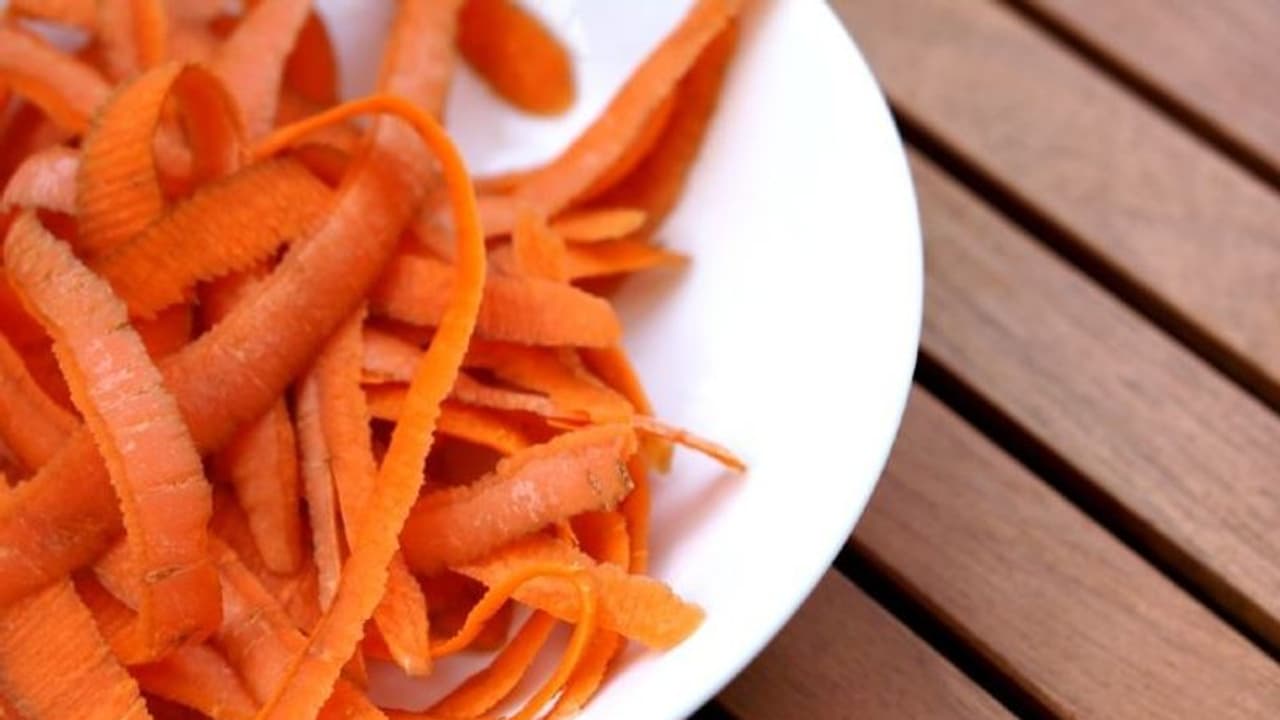 ക്യാരറ്റിന്‍റെ തൊലി കൊണ്ട് ചെയ്യാവുന്നത്; അറിയാം ആറ് ടിപ്സ്...