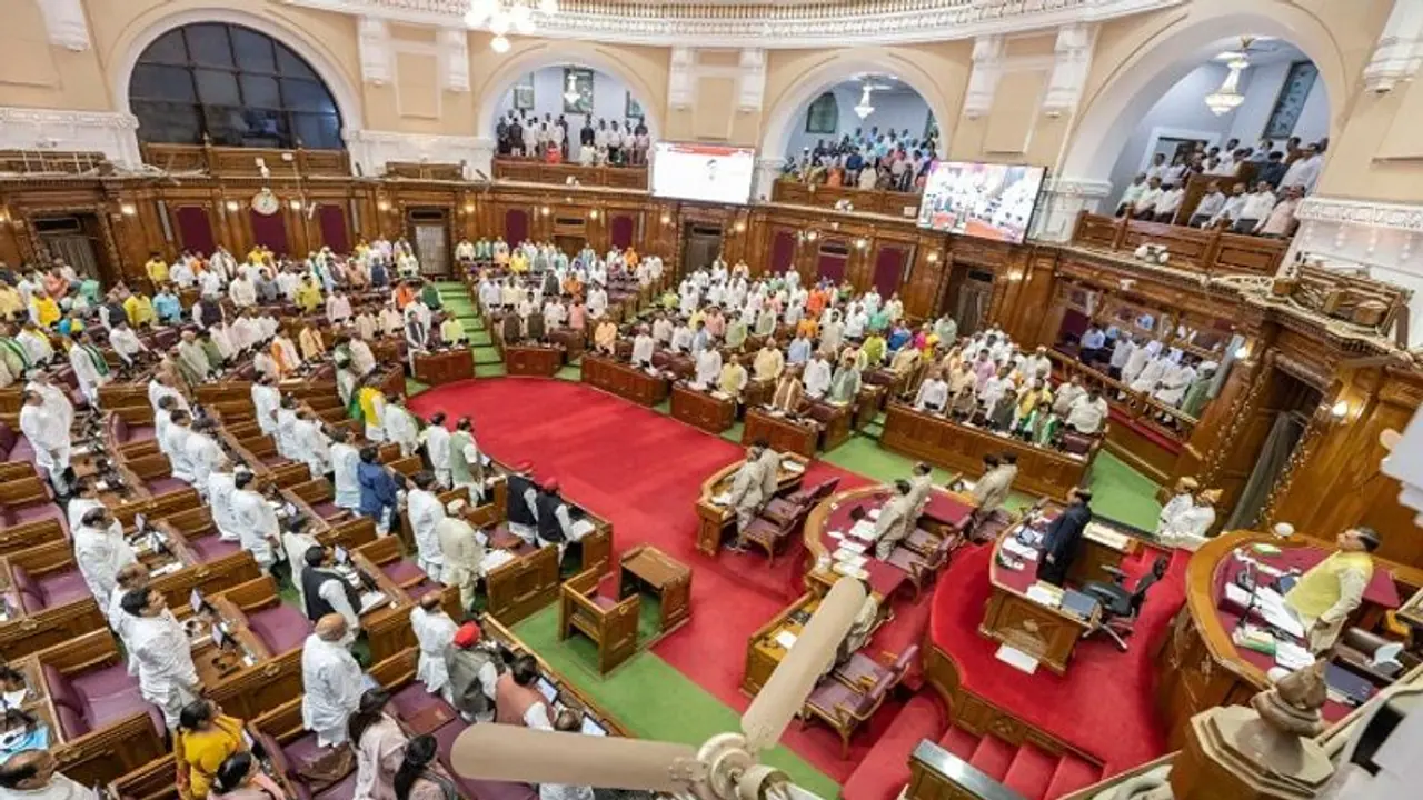 ഓഫീസിൽ വരുമ്പോൾ എംഎൽഎമാർക്ക് അവരുടെ 'പദവിക്കൊത്ത കസേരകൾ' നൽകണം; ഉദ്യോഗസ്ഥർക്ക് നിർദേശവുമായി യുപി സർക്കാർ