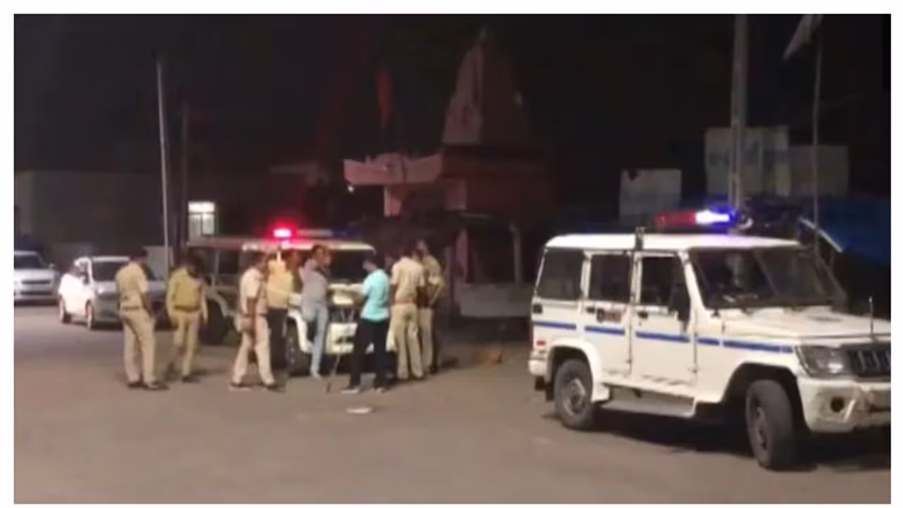 ഗുജറാത്തിലെ വഡോദരയിൽ വർഗീയ സംഘർഷം, 40 പേർ അറസ്റ്റിൽ ഗുജറാത്തിലെ വഡോദരയിൽ വർഗീയ സംഘർഷം, 40 പേർ അറസ്റ്റിൽ