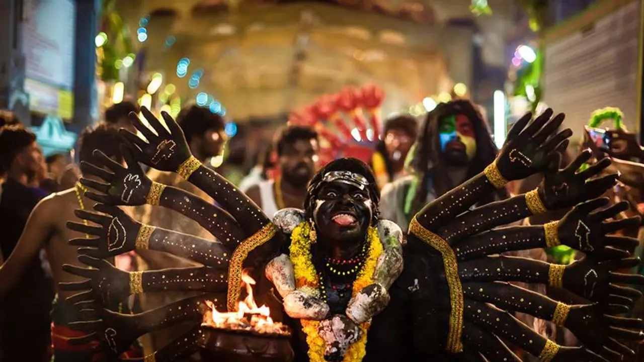 லட்சக்கணக்கான பக்தர்கள் புடைசூழ சூரனை வதம் செய்த முத்தாரம்மன்