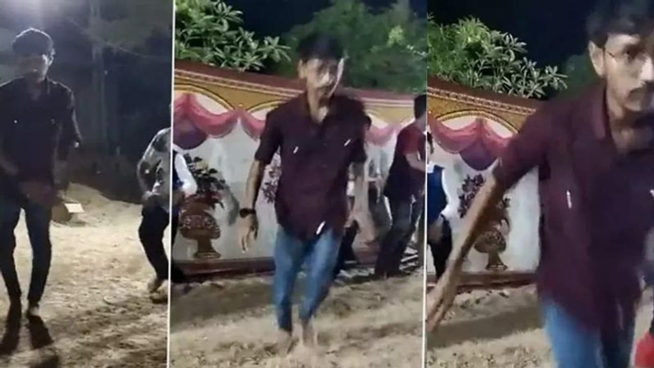 நடனம் ஆடிக்கொண்டிருந்த போது திடீர் மாரடைப்பு.. மயங்கி விழுந்து துடிதுடித்து உயிரிழந்த 21 வயது இளைஞர்.! நடனம் ஆடிக்கொண்டிருந்த போது திடீர் மாரடைப்பு.. மயங்கி விழுந்து துடிதுடித்து உயிரிழந்த 21 வயது இளைஞர்.!