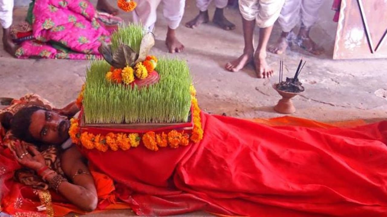 फौलादी सीने पर उगा लिया 25 किलो वजन का ज्वार, अनोखे भक्त की भक्ती देखने उमड़ती है भीड़ फौलादी सीने पर उगा लिया 25 किलो वजन का ज्वार, अनोखे भक्त की भक्ती देखने उमड़ती है भीड़