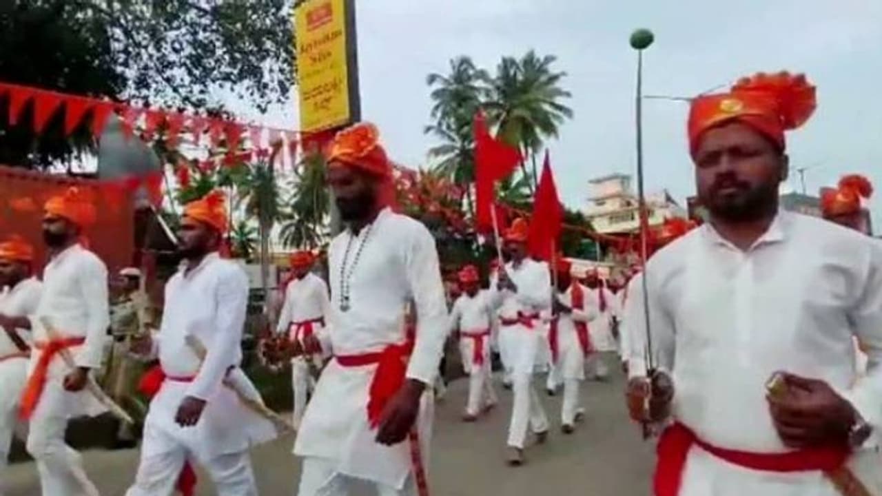 വാളുമേന്തി ഹിന്ദു സംഘടനാ പ്രവർത്തകരുടെ റാലി, ഒപ്പം നടന്ന് പൊലീസ്, പരിപാടിയിൽ മന്ത്രിയും എംഎൽഎയും; വിവാദത്തിൽ വാളുമേന്തി ഹിന്ദു സംഘടനാ പ്രവർത്തകരുടെ റാലി, ഒപ്പം നടന്ന് പൊലീസ്, പരിപാടിയിൽ മന്ത്രിയും എംഎൽഎയും; വിവാദത്തിൽ