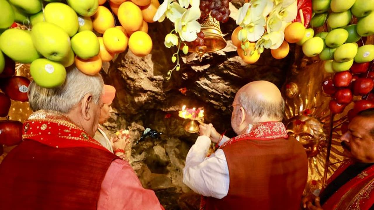 J&K में अमित शाह: वैष्णो देवी के दर्शन के बाद राजौरी में बोले ये उनको जवाब है, जो कहते थे कि आग लग जाएगी