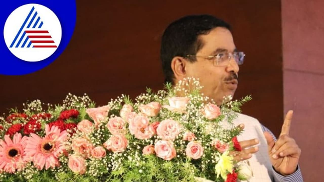 2047ಕ್ಕೆ 32 ಟ್ರಿಲಿಯನ್ ಡಾಲರ್ ಮೌಲ್ಯದ ಆರ್ಥಿಕತೆ ಗುರಿ: ಪ್ರಲ್ಹಾದ್ ಜೋಶಿ 2047ಕ್ಕೆ 32 ಟ್ರಿಲಿಯನ್ ಡಾಲರ್ ಮೌಲ್ಯದ ಆರ್ಥಿಕತೆ ಗುರಿ: ಪ್ರಲ್ಹಾದ್ ಜೋಶಿ