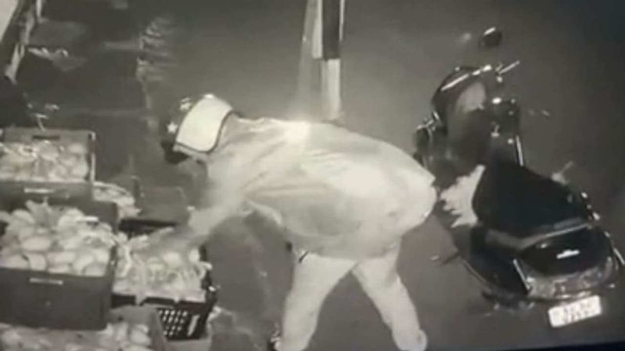 'പൊതുജനത്തിന് മുന്നിൽ നാണം കെടുത്തി': മാമ്പഴം മോഷ്ടിച്ച പൊലീസുകാരന് സസ്പെൻഷൻ 