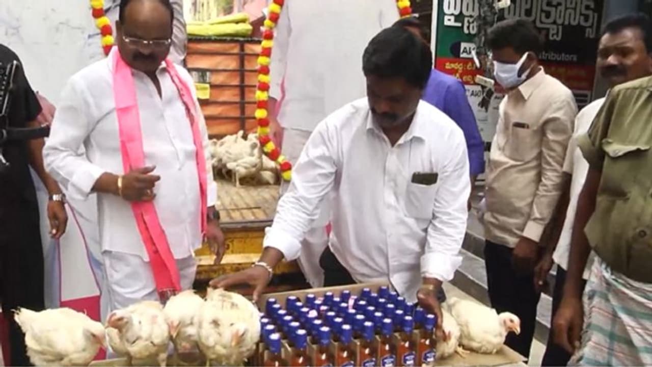 ನಾಳೆ ಕೆಸಿಆರ್‌ ಹೊಸ ರಾಷ್ಟ್ರೀಯ ಪಕ್ಷ ಅನಾವರಣ, ಸ್ಥಳೀಯರಿಗೆ ಮದ್ಯದ ಬಾಟಲಿ, ಕೋಳಿ ನೀಡಿದ ಟಿಆರ್‌ಎಸ್‌ ನಾಯಕ!