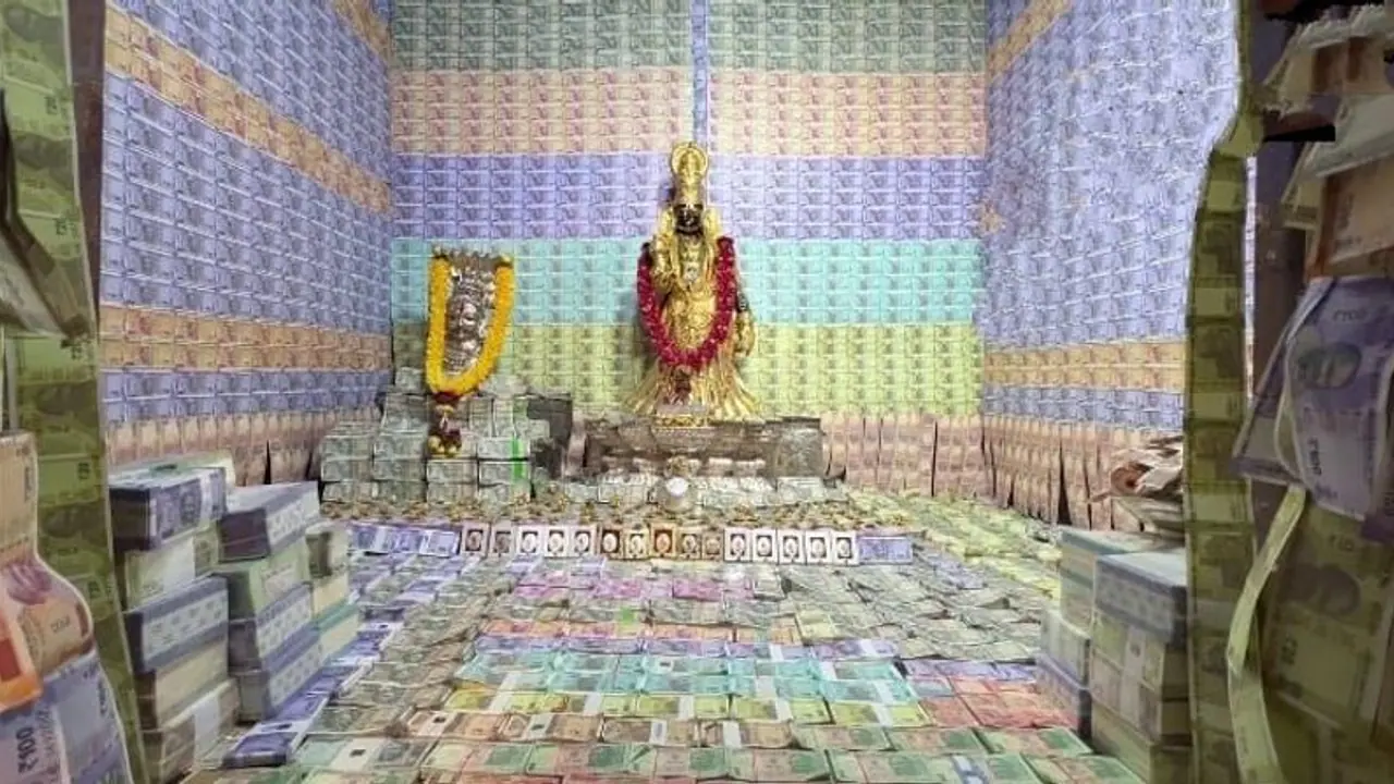 अद्भुतः 8 करोड़ रु. के नोटों से सजा दिया मां का दरबार, फर्श और दीवारों पर भी चिपकाई करेंसी 