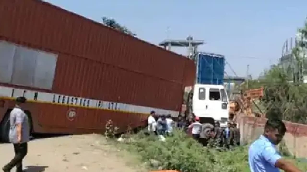 गुजरात के वडोदरा में भीषण सड़क हादसा: 9 लोगों की मौके पर ही मौत, पीएम मोदी ने किया मुआवजे का ऐलान गुजरात के वडोदरा में भीषण सड़क हादसा: 9 लोगों की मौके पर ही मौत, पीएम मोदी ने किया मुआवजे का ऐलान