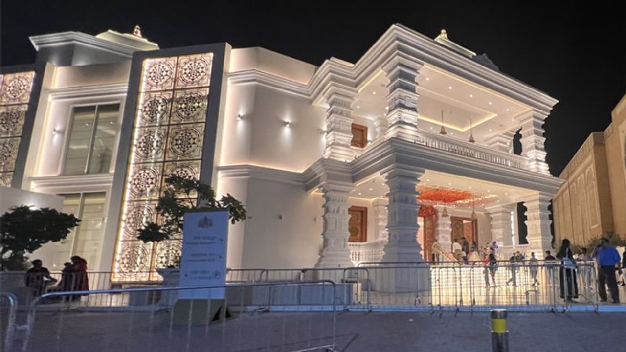 dubai temple:துபாயில் பிரம்மாண்ட இந்து கோயில்! சிவன், விஷ்ணு சன்னதியுடன் பக்தர்கள் தரிசனத்துக்கு திறப்பு dubai temple:துபாயில் பிரம்மாண்ட இந்து கோயில்! சிவன், விஷ்ணு சன்னதியுடன் பக்தர்கள் தரிசனத்துக்கு திறப்பு