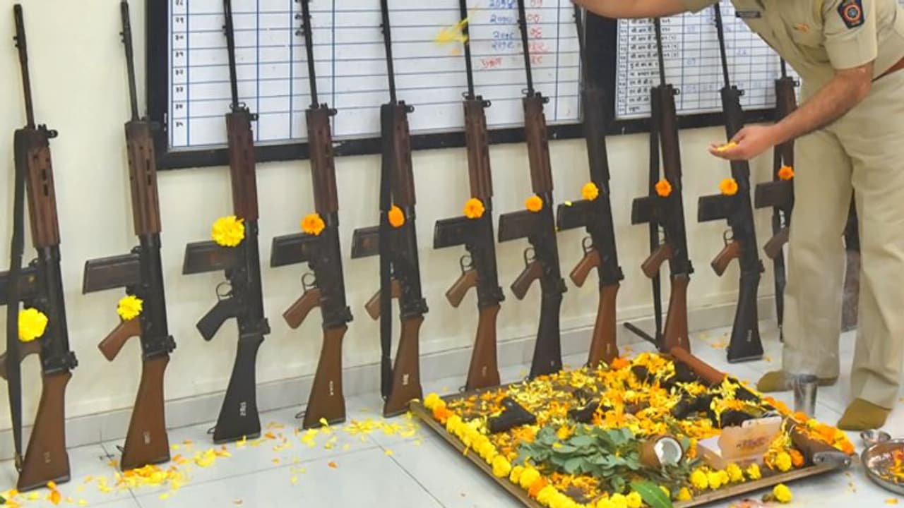 Shastra Puja 2022: कैसे शुरू हुई दशहरे पर शस्त्र पूजा की परंपरा? जानें विधि और शुभ मुहूर्त 