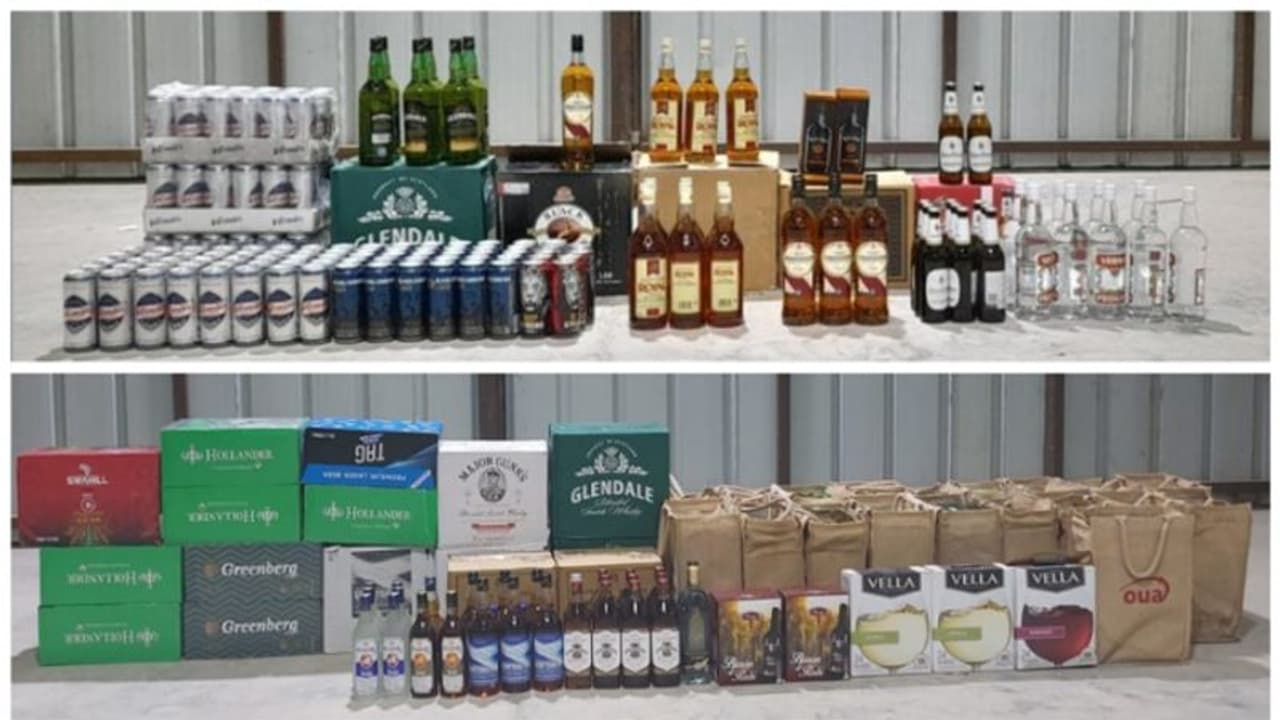 പ്രവാസികളുടെ താമസ സ്ഥലങ്ങളില് റെയ്ഡ്; വന് മദ്യശേഖരം പിടികൂടി പ്രവാസികളുടെ താമസ സ്ഥലങ്ങളില് റെയ്ഡ്; വന് മദ്യശേഖരം പിടികൂടി