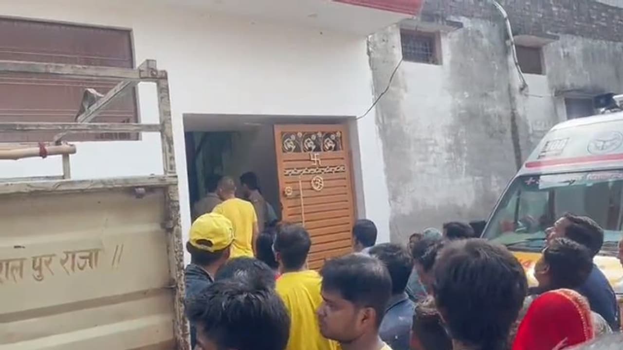 लखनऊ: स्कूल से वापस आया बेटा तो खून लथपथ पड़ी थी मां, फंदे से लटक रहा था पिता का शव, हर कोई हैरान लखनऊ: स्कूल से वापस आया बेटा तो खून लथपथ पड़ी थी मां, फंदे से लटक रहा था पिता का शव, हर कोई हैरान