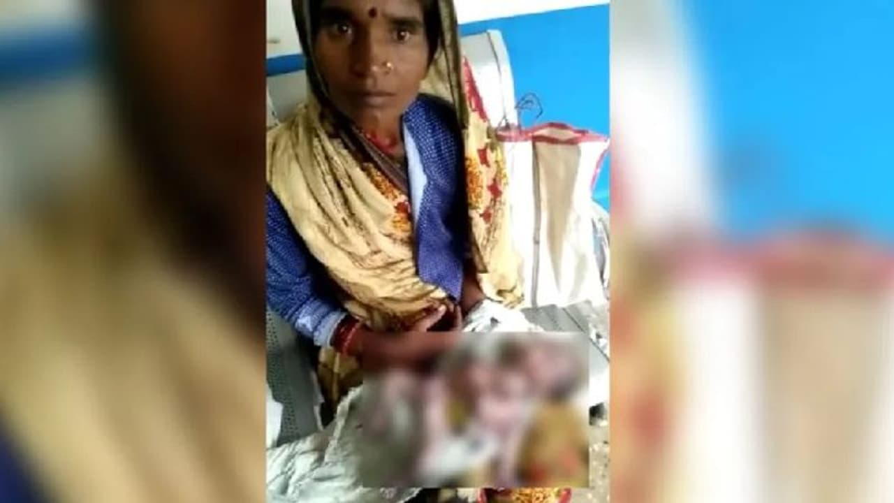 नवरात्र में नवमीं के दिन जन्मा विचित्र बच्चा: 4 हाथ 4 पैर और 4 कान, लोग बोले ये ब्रह्मा अवतार, उमड़ी भीड़ नवरात्र में नवमीं के दिन जन्मा विचित्र बच्चा: 4 हाथ 4 पैर और 4 कान, लोग बोले ये ब्रह्मा अवतार, उमड़ी भीड़