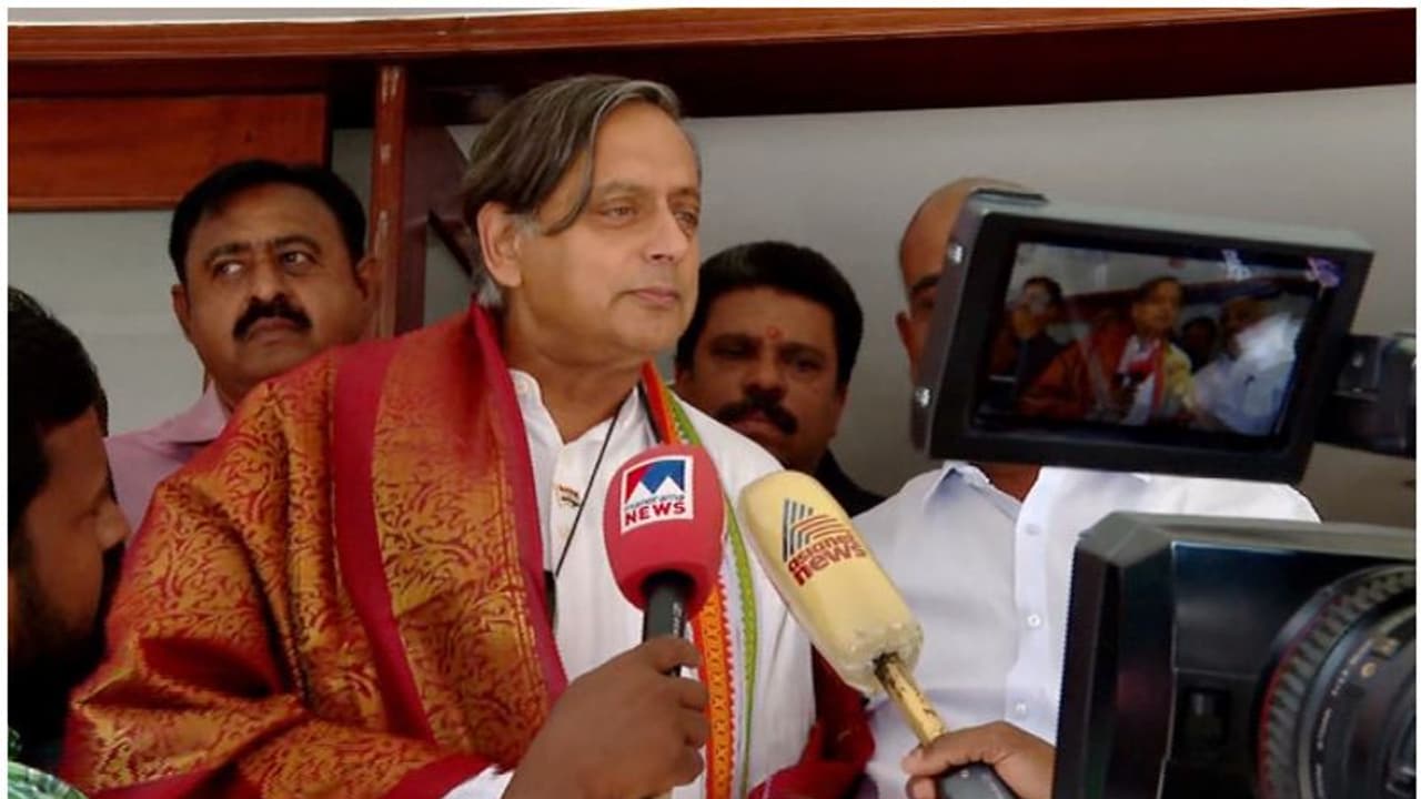 നേതാക്കളാരും ഉണ്ടായില്ല, പക്ഷേ കെപിസിസി ആസ്ഥാനത്ത് സ്വീകരണമൊരുക്കി പ്രവർത്തകർ, വോട്ടിന് ഒരേ വിലയെന്ന് തരൂർ