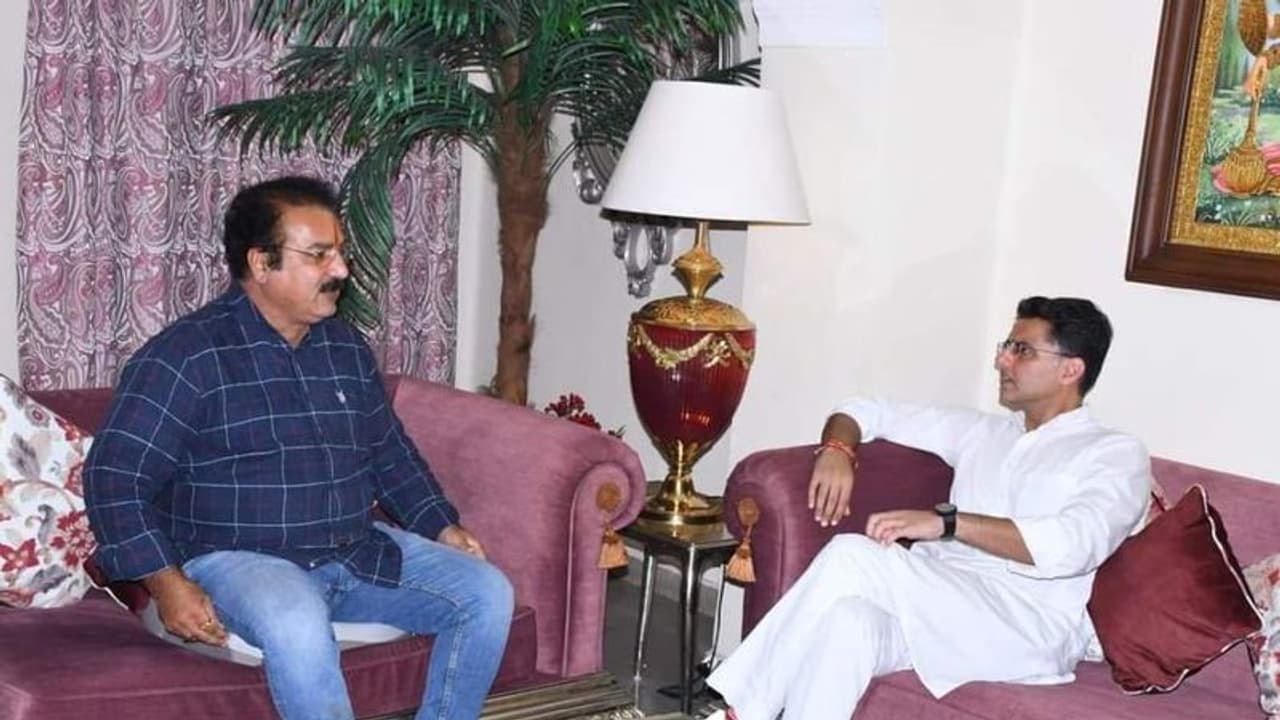 दो... मिल रहे हैं, मगर चुपके चुपके..गहलोत खेमे के सबसे कद्दावर मंत्री के घर मिलने पहुंचे पायलट, क्या है मामला दो... मिल रहे हैं, मगर चुपके चुपके..गहलोत खेमे के सबसे कद्दावर मंत्री के घर मिलने पहुंचे पायलट, क्या है मामला