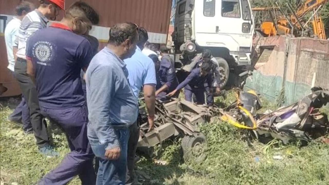 बड़ोदरा: ऑटो रिक्शा और ट्रक की जोरदार टक्कर, 7 की दर्दनाक मौत, आधा दर्जन गंभीर बड़ोदरा: ऑटो रिक्शा और ट्रक की जोरदार टक्कर, 7 की दर्दनाक मौत, आधा दर्जन गंभीर