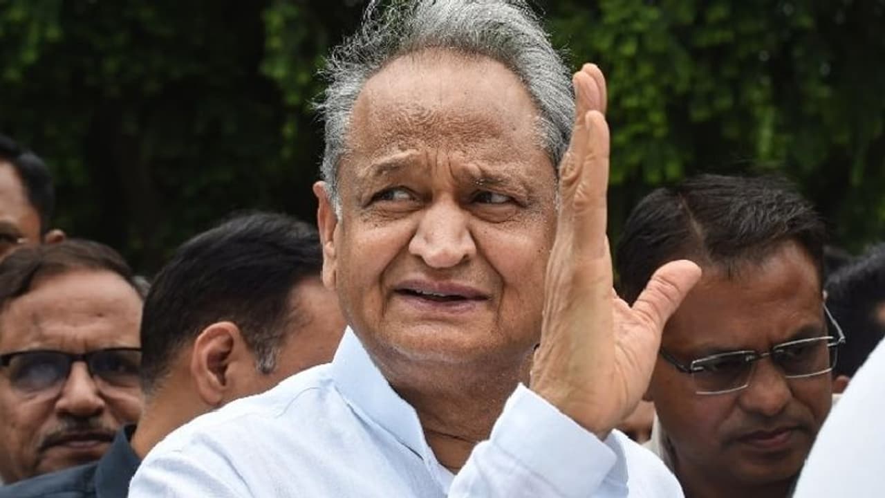 राजस्थान सियासी भूचाल के बाद चुनावी मोड पर CM गहलोत, अफसरों के साथ कर रहे मीटिंग, बोले एक मौका और दे दो राजस्थान सियासी भूचाल के बाद चुनावी मोड पर CM गहलोत, अफसरों के साथ कर रहे मीटिंग, बोले एक मौका और दे दो