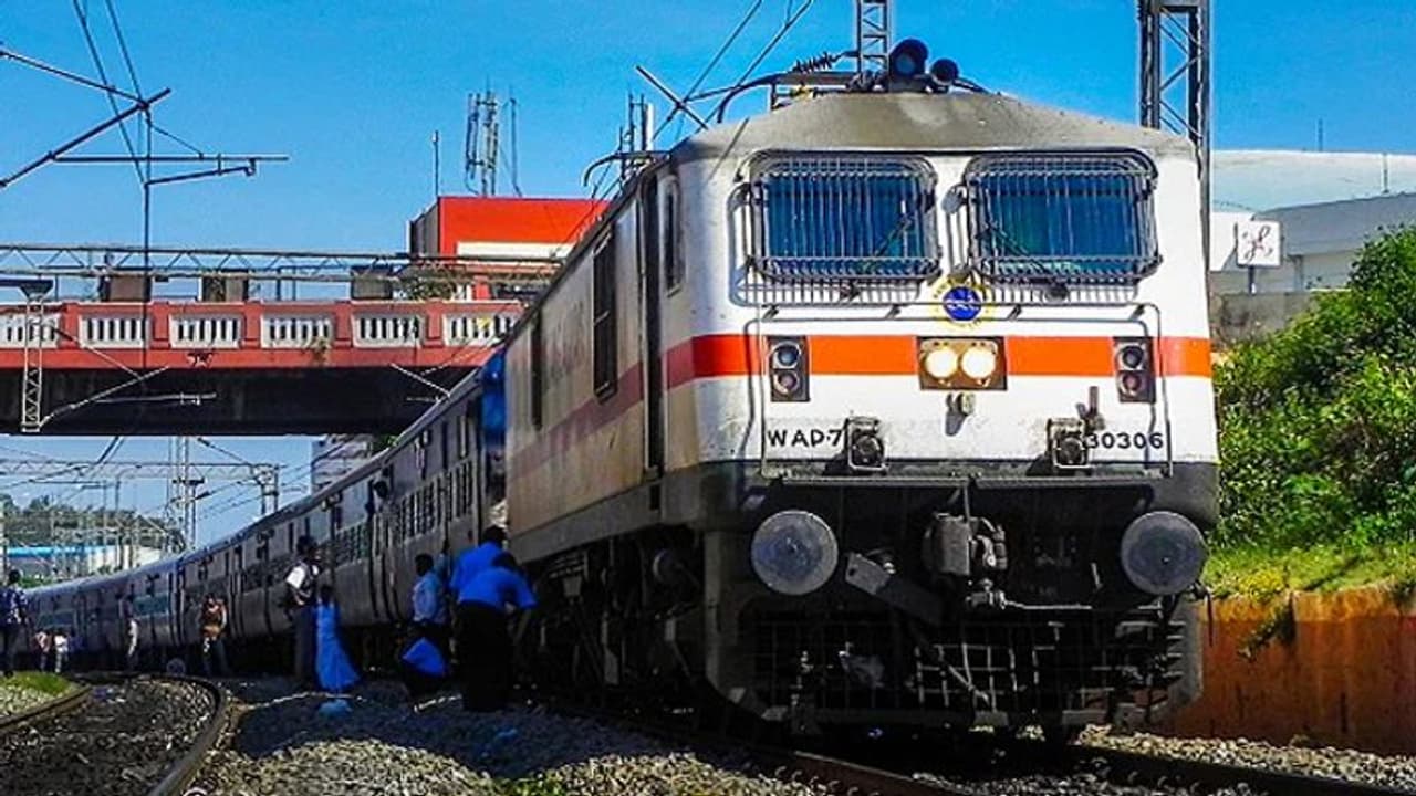 Indian Railways: रेलवे ने 5 अक्टूबर को कैंसिल कीं 206 ट्रेनें, इन 5 स्टेप्स से चेक करें अपनी ट्रेन की स्थिति Indian Railways: रेलवे ने 5 अक्टूबर को कैंसिल कीं 206 ट्रेनें, इन 5 स्टेप्स से चेक करें अपनी ट्रेन की स्थिति