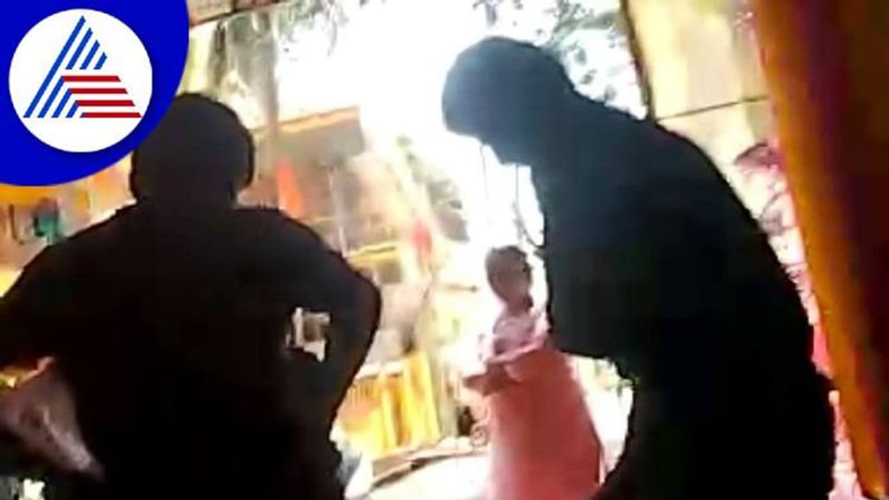 ಧಾರವಾಡ: ಸೌಂಡ್ ಸ್ಪೀಕರ್ ಹಚ್ಚಿದಕ್ಕೆ ದುರ್ಗಾಮಾತಾ ಮಂಟಪಕ್ಕೆ ನುಗ್ಗಿ ಮಹಿಳಾ ಅಧಿಕಾರಿಯಿಂದ ದರ್ಪ..! ಧಾರವಾಡ: ಸೌಂಡ್ ಸ್ಪೀಕರ್ ಹಚ್ಚಿದಕ್ಕೆ ದುರ್ಗಾಮಾತಾ ಮಂಟಪಕ್ಕೆ ನುಗ್ಗಿ ಮಹಿಳಾ ಅಧಿಕಾರಿಯಿಂದ ದರ್ಪ..!