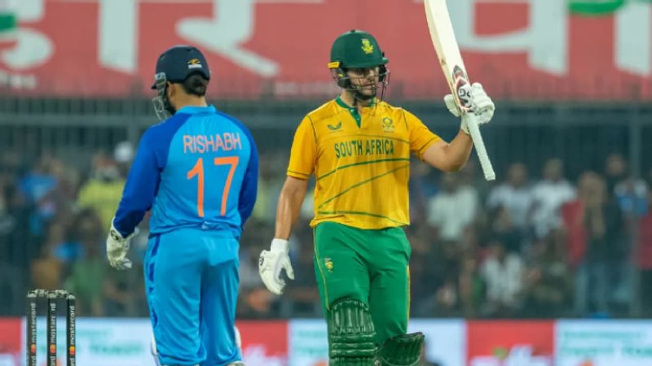 ரைலீ ரூசோ அதிரடி சதம்; சிறிய மைதானத்தில் அடி வெளுத்துவாங்கிய தென்னாப்பிரிக்க வீரர்கள்!இந்தியாவிற்கு கடினஇலக்கு ரைலீ ரூசோ அதிரடி சதம்; சிறிய மைதானத்தில் அடி வெளுத்துவாங்கிய தென்னாப்பிரிக்க வீரர்கள்!இந்தியாவிற்கு கடினஇலக்கு