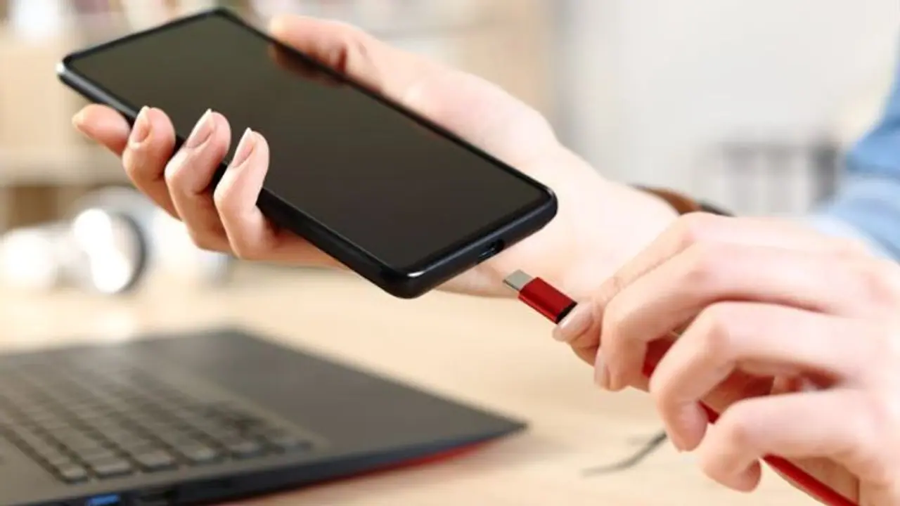 இனி மொபைல் முதல் மடிக்கணினி வரை எல்லாவற்றுக்கும் ஒரே ‘சார்ஜர்’ வெளியான அதிர்ச்சி அறிவிப்பு !