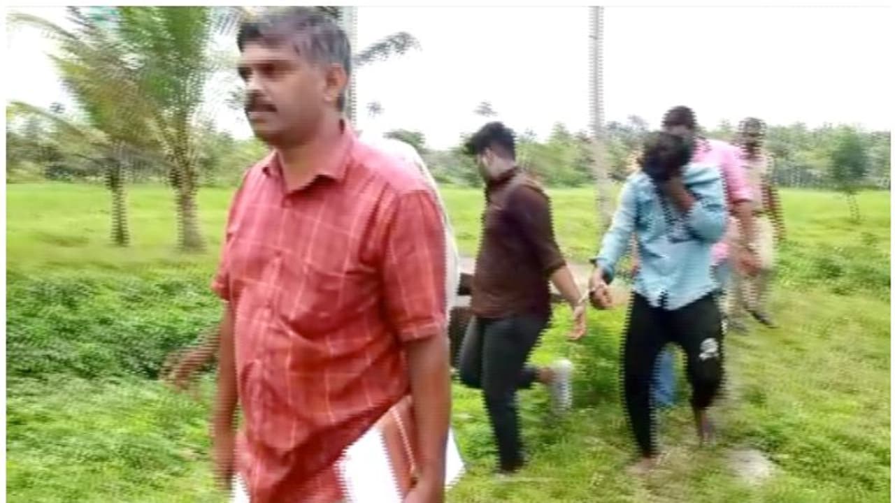 കായംകുളത്ത് മുഖംമൂടി സംഘം വീട്ടിൽ കയറി വെട്ടി, 2 പേർ ഗുരുതരാവസ്ഥയിൽ ആശുപത്രിയിൽ; പ്രതികൾ പിടിയിൽ