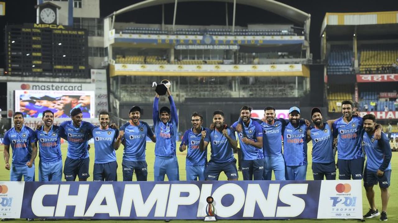 India vs South Africa: रोसो ने भारत के खिलाफ जड़ी पहली सेंचुरी, 49 रनों से मैच हारा भारत, 2 1 से सीरीज जीती India vs South Africa: रोसो ने भारत के खिलाफ जड़ी पहली सेंचुरी, 49 रनों से मैच हारा भारत, 2 1 से सीरीज जीती