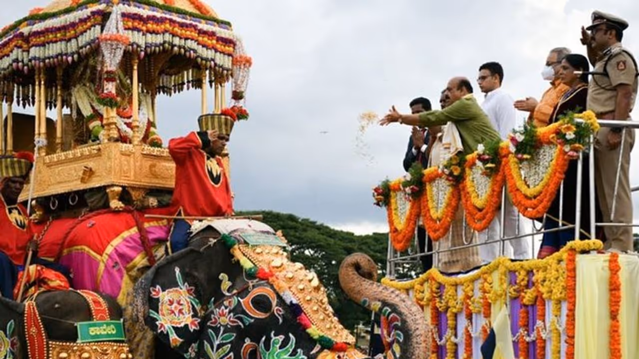 Mysuru Dasara 2022: ಅಂಬಾರಿಗೆ 2ನೇ ಬಾರಿ ಸಿಎಂ ಬೊಮ್ಮಾಯಿ ಪುಷ್ಪಾರ್ಚನೆ! Mysuru Dasara 2022: ಅಂಬಾರಿಗೆ 2ನೇ ಬಾರಿ ಸಿಎಂ ಬೊಮ್ಮಾಯಿ ಪುಷ್ಪಾರ್ಚನೆ!
