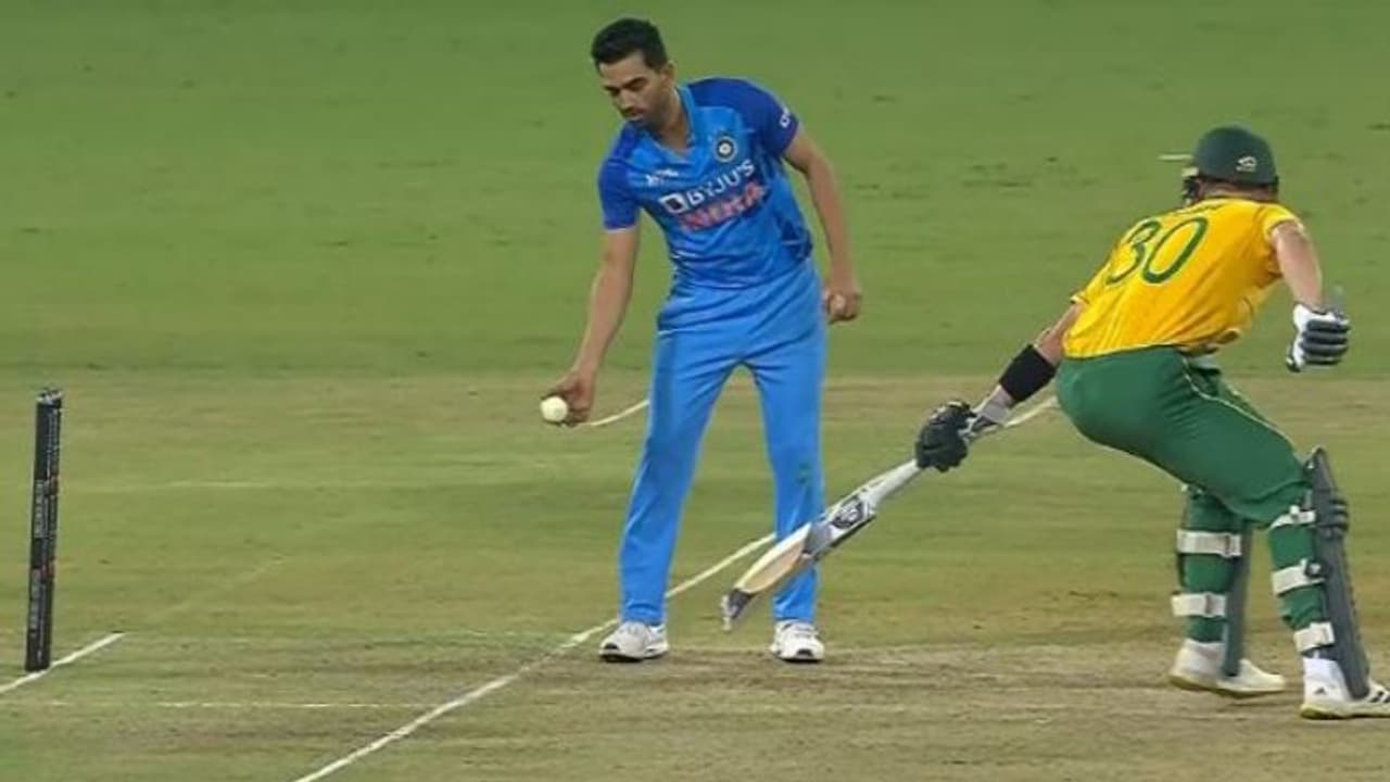 అశ్విన్ను కాపీ కొట్టబోయి స్టబ్స్కు లైఫ్ ఇచ్చి.. మూడో టీ20లో మన్కడ్కు ట్రై చేసిన చహార్ అశ్విన్ను కాపీ కొట్టబోయి స్టబ్స్కు లైఫ్ ఇచ్చి.. మూడో టీ20లో మన్కడ్కు ట్రై చేసిన చహార్