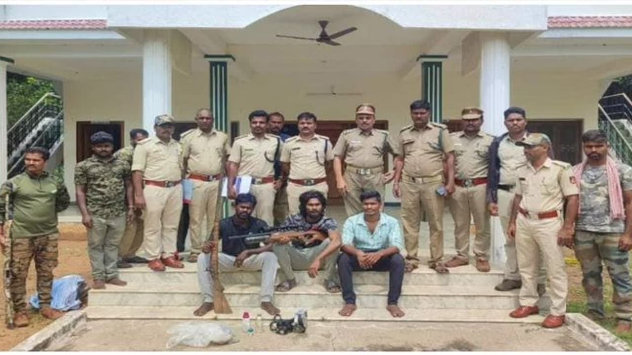 நாட்டு துப்பாக்கியோடு மான் வேட்டைக்கு சென்றவர்கள் சிசிடிவியால் சிக்கிய சம்பவம்.. அப்பறம் என்னாச்சு..?