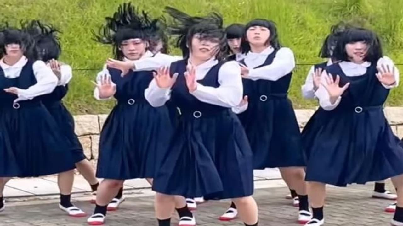 जापानी लड़कियों ने काला चश्मा गाने पर किया शानदार डांस.. आप भी देखिए मूड बन जाएगा जापानी लड़कियों ने काला चश्मा गाने पर किया शानदार डांस.. आप भी देखिए मूड बन जाएगा