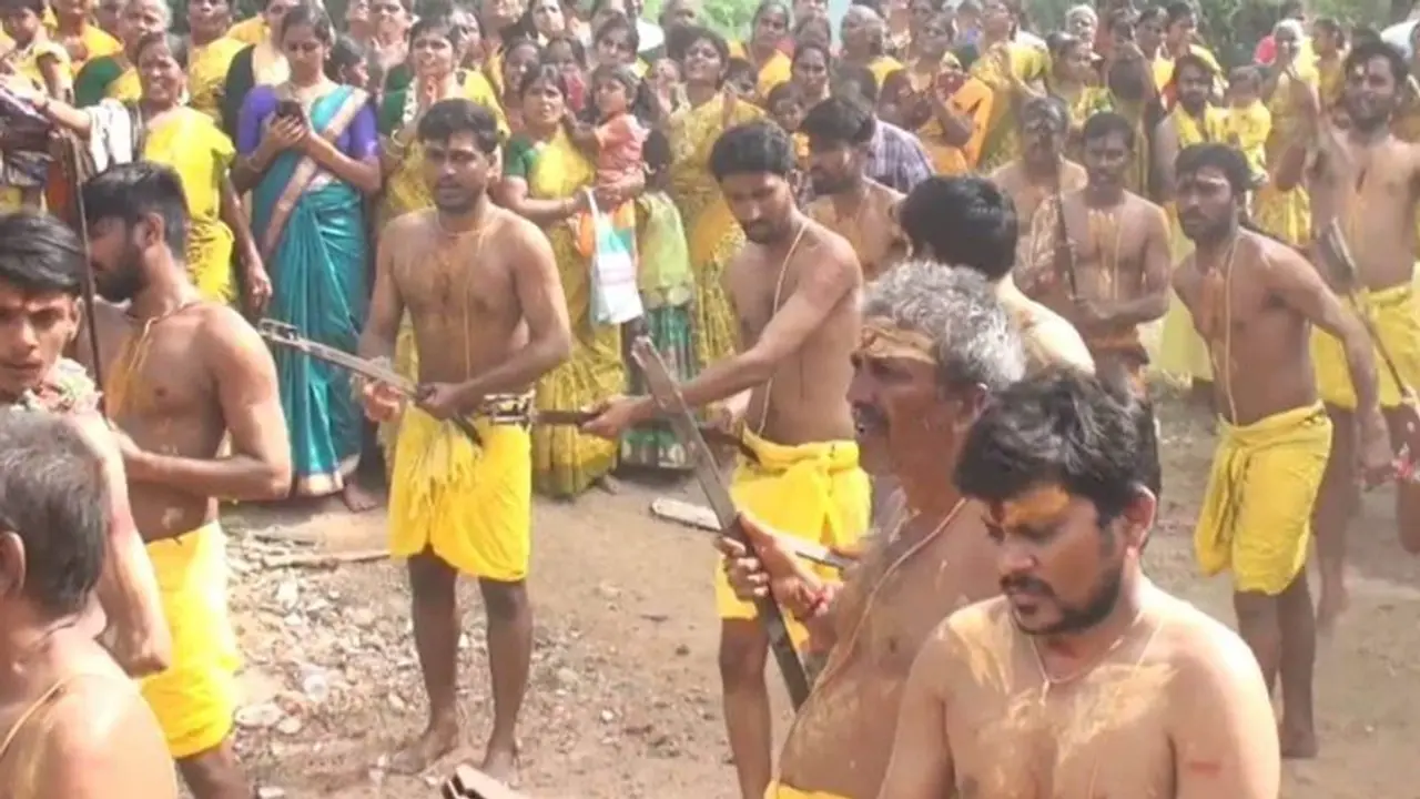கோவையில் ரத்தம் சொட்ட சொட்ட அரங்கேறிய கத்தி போடும் திருவிழா