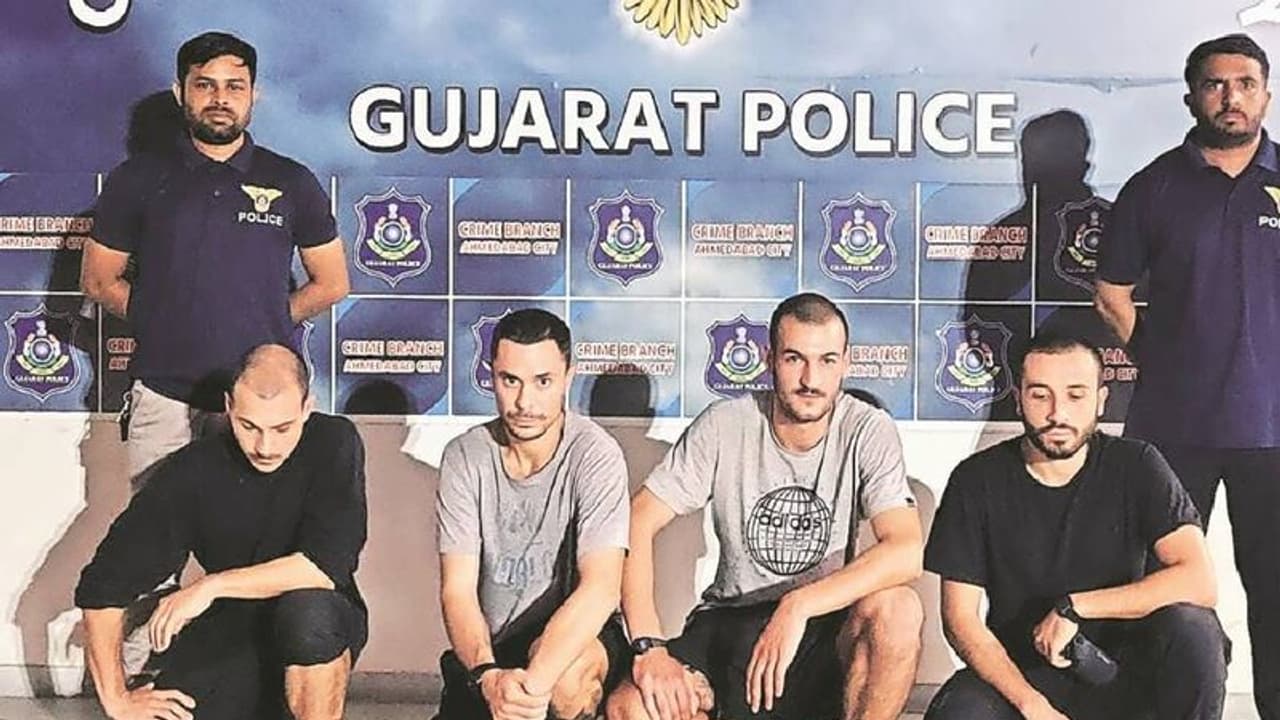 ಮೆಟ್ರೋ ಕೋಚ್‌ನಲ್ಲಿ ಗೀಚಿದ ನಾಲ್ವರು ಇಟಲಿಯನ್ ಪ್ರಜೆಗಳ ಬಂಧನ