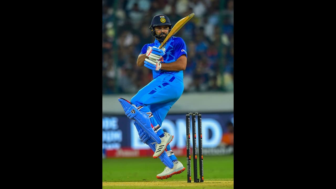 കെ എല് രാഹുല് മടങ്ങി, പട നയിച്ച് കോലി രോഹിത് സഖ്യം; ഇംഗ്ലണ്ടിനെതിരെ ഇന്ത്യക്ക് മികച്ച തുടക്കം കെ എല് രാഹുല് മടങ്ങി, പട നയിച്ച് കോലി രോഹിത് സഖ്യം; ഇംഗ്ലണ്ടിനെതിരെ ഇന്ത്യക്ക് മികച്ച തുടക്കം