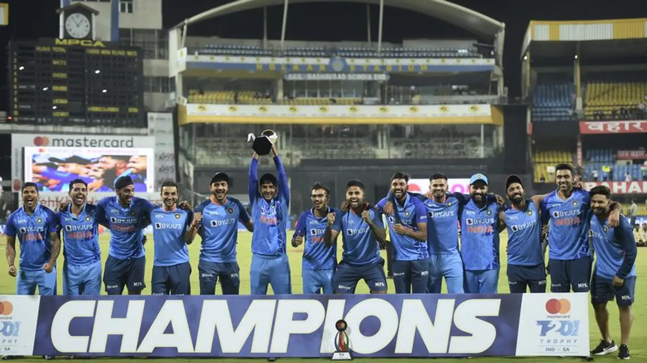 T20 World Cup: ಚುಟುಕು ಕ್ರಿಕೆಟ್ ವಿಶ್ವಕಪ್ ಆಡಲು ಆಸ್ಟ್ರೇಲಿಯಾಗೆ ಹಾರಿದ ಟೀಂ ಇಂಡಿಯಾ T20 World Cup: ಚುಟುಕು ಕ್ರಿಕೆಟ್ ವಿಶ್ವಕಪ್ ಆಡಲು ಆಸ್ಟ್ರೇಲಿಯಾಗೆ ಹಾರಿದ ಟೀಂ ಇಂಡಿಯಾ