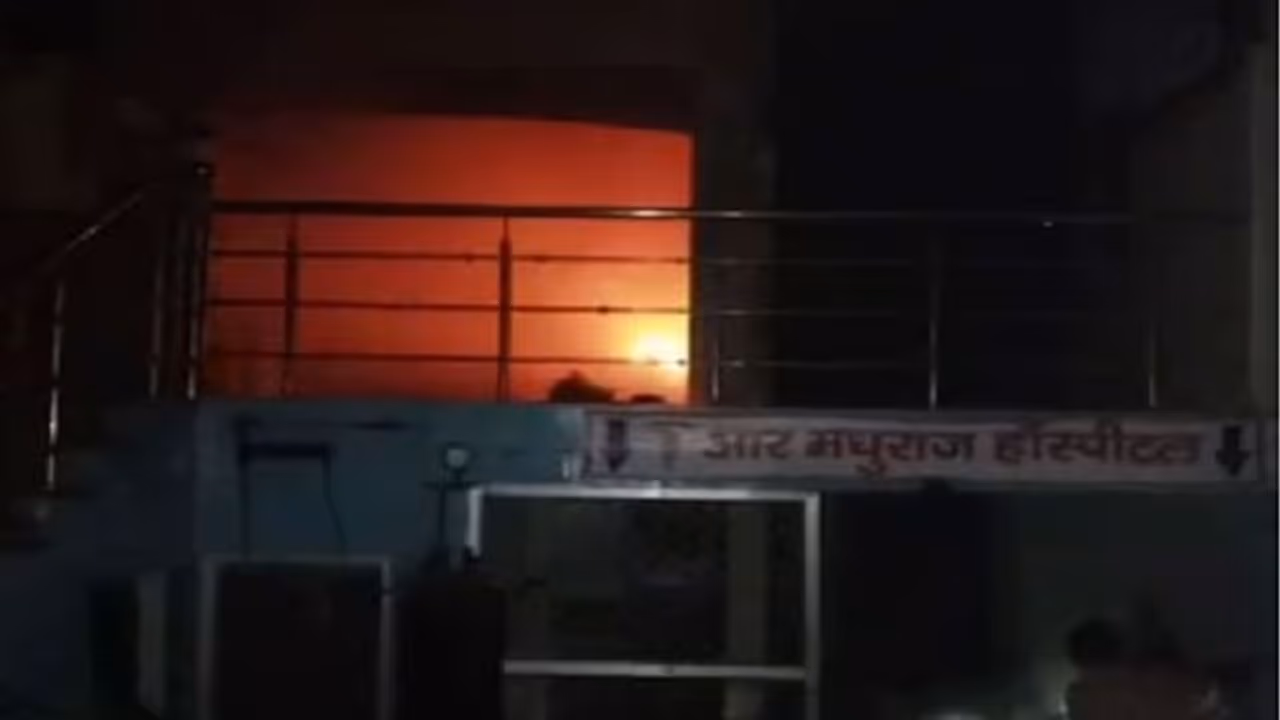 ആഗ്രയിലെ ആശുപത്രി കെട്ടിട്ടത്തിലുണ്ടായ തീപിടുത്തതിൽ ഡോക്ടറും മൂന്ന് മക്കളും മരിച്ചു ആഗ്രയിലെ ആശുപത്രി കെട്ടിട്ടത്തിലുണ്ടായ തീപിടുത്തതിൽ ഡോക്ടറും മൂന്ന് മക്കളും മരിച്ചു