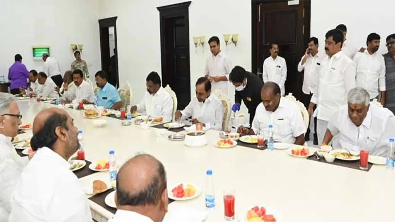  కేసీఆర్ తో కుమారస్వామి, తిరుమలవలన్ భేటీ: జాతీయ రాజకీయాలపై చర్చ