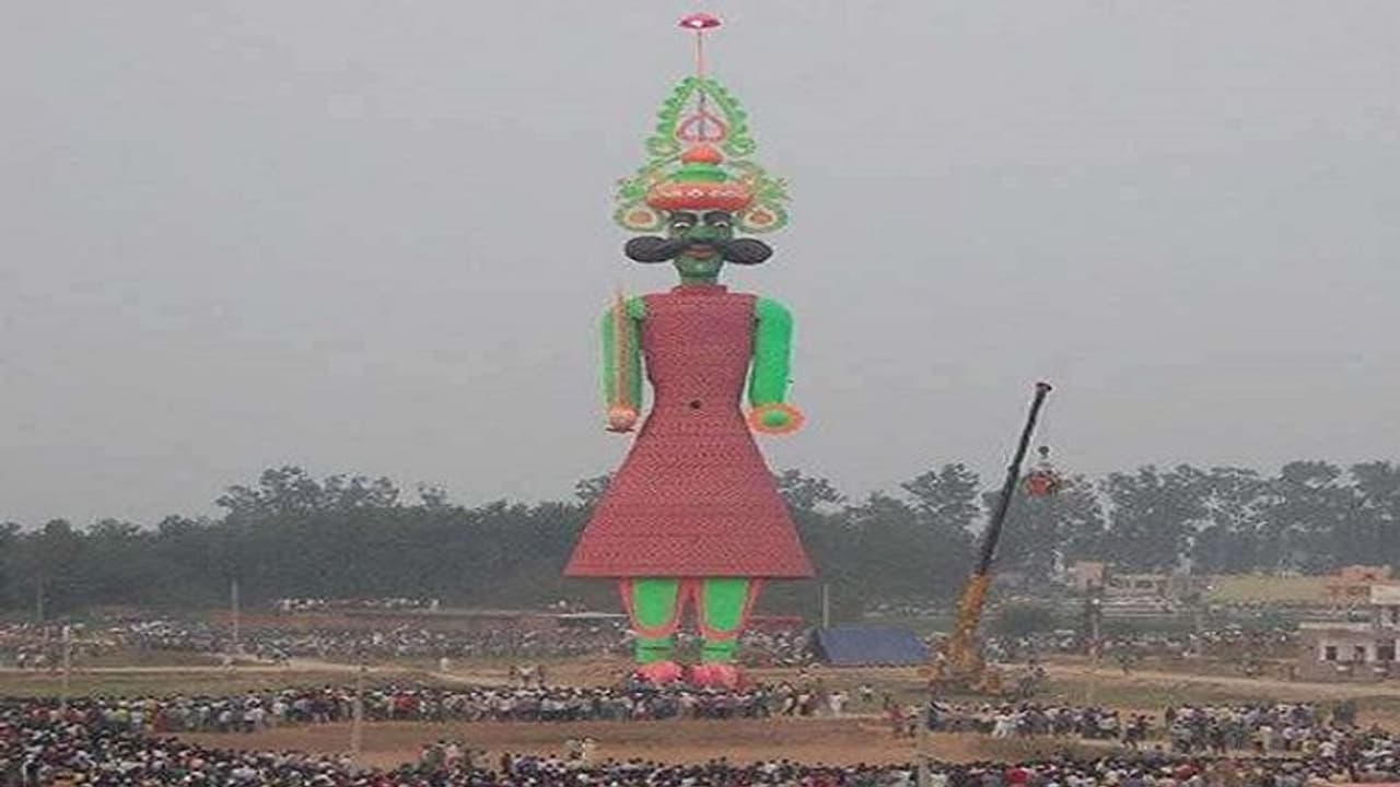 अंबाला में 13 लाख रूपए खर्च कर तैयार हुआ सबसे ऊंचा रावण का पुतला, 1 लाख के इन खास पटाखों से होगा दहन अंबाला में 13 लाख रूपए खर्च कर तैयार हुआ सबसे ऊंचा रावण का पुतला, 1 लाख के इन खास पटाखों से होगा दहन