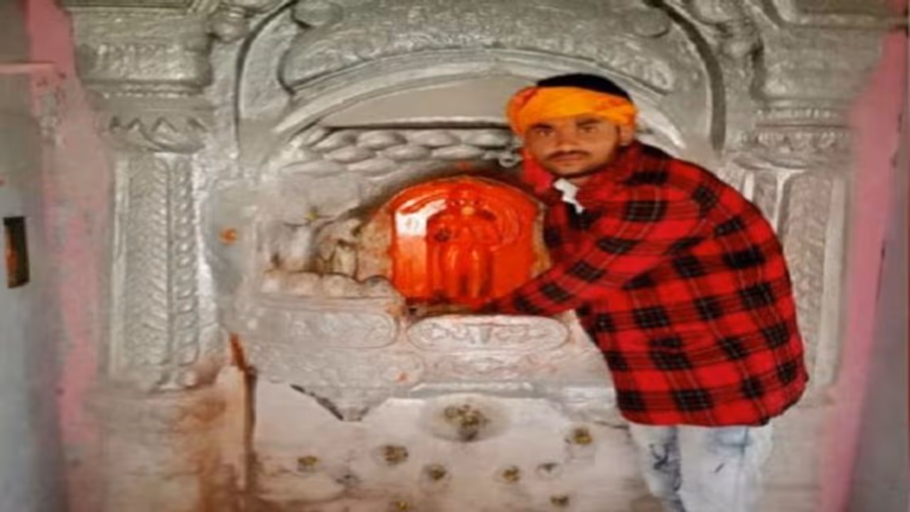 मैनपुरी: टावर पर चढ़ा हनुमान भक्त नौशाद, नीचे उतरने के लिए रखी ये अनोखी शर्त मैनपुरी: टावर पर चढ़ा हनुमान भक्त नौशाद, नीचे उतरने के लिए रखी ये अनोखी शर्त