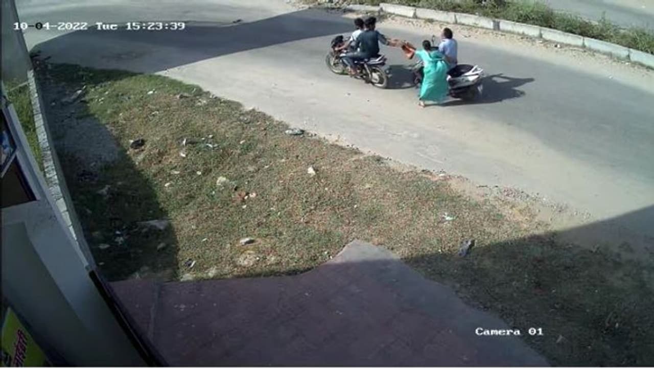 अलर्ट करने वाला खतरनाक वीडियोः बीच सड़क इस महिला के साथ जो हुआ, वह हैरान करने वाला था