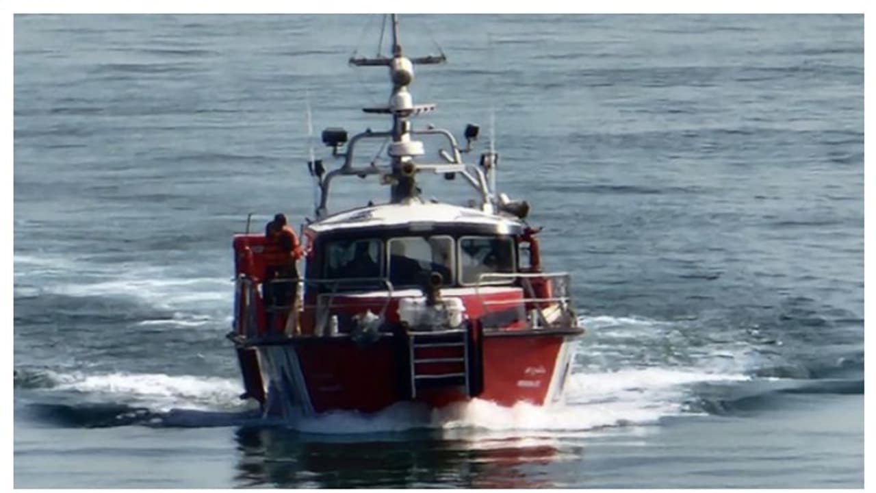 കടലില് ഒഴുകി നടക്കുന്ന നിലയില് മൃതദേഹം; കാണാതായ യുവാവിന്റേതെന്ന് സംശയം കടലില് ഒഴുകി നടക്കുന്ന നിലയില് മൃതദേഹം; കാണാതായ യുവാവിന്റേതെന്ന് സംശയം